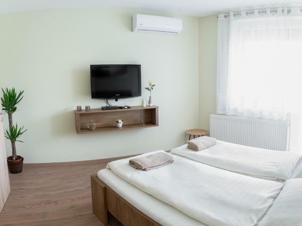 Pisztacia Apartman Apartment เอ็กเกอร์ ภายนอก รูปภาพ