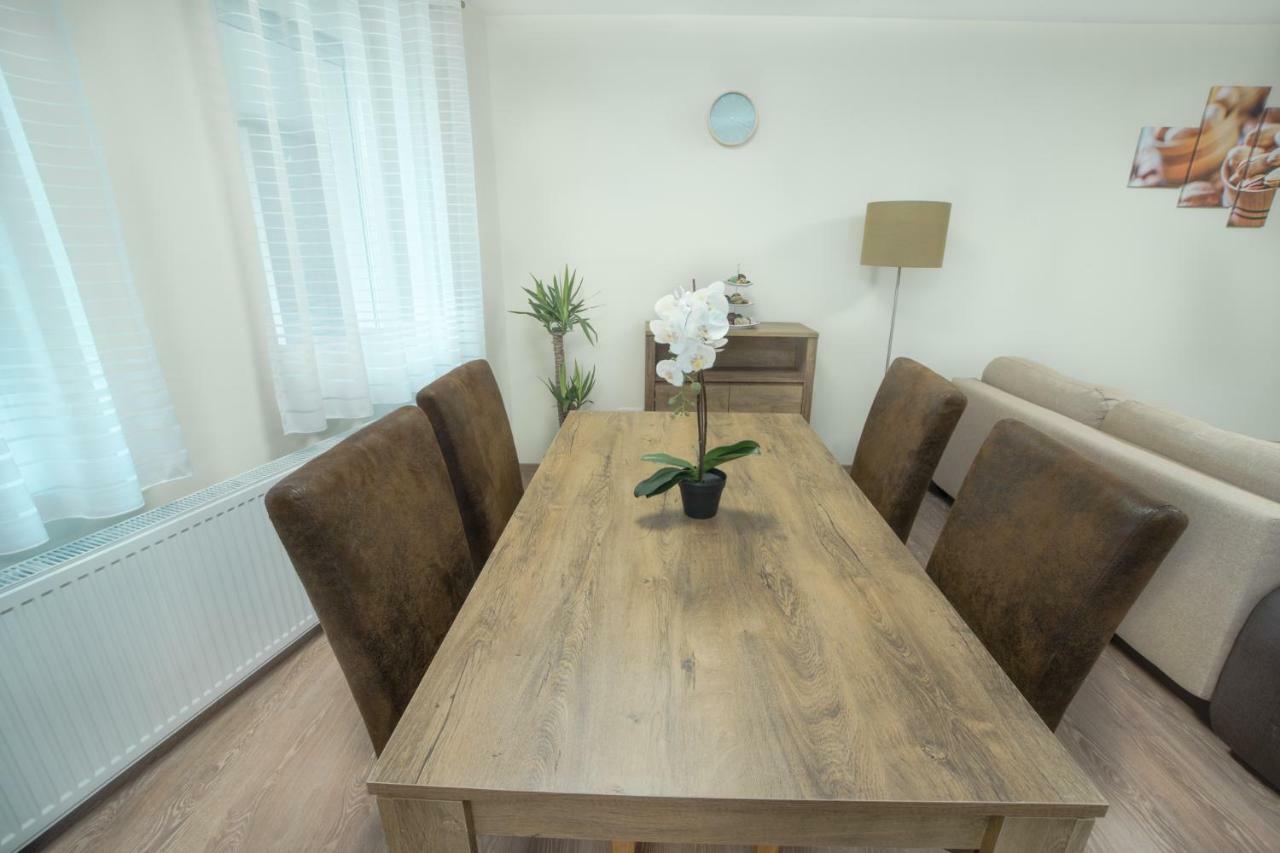 Pisztacia Apartman Apartment เอ็กเกอร์ ภายนอก รูปภาพ