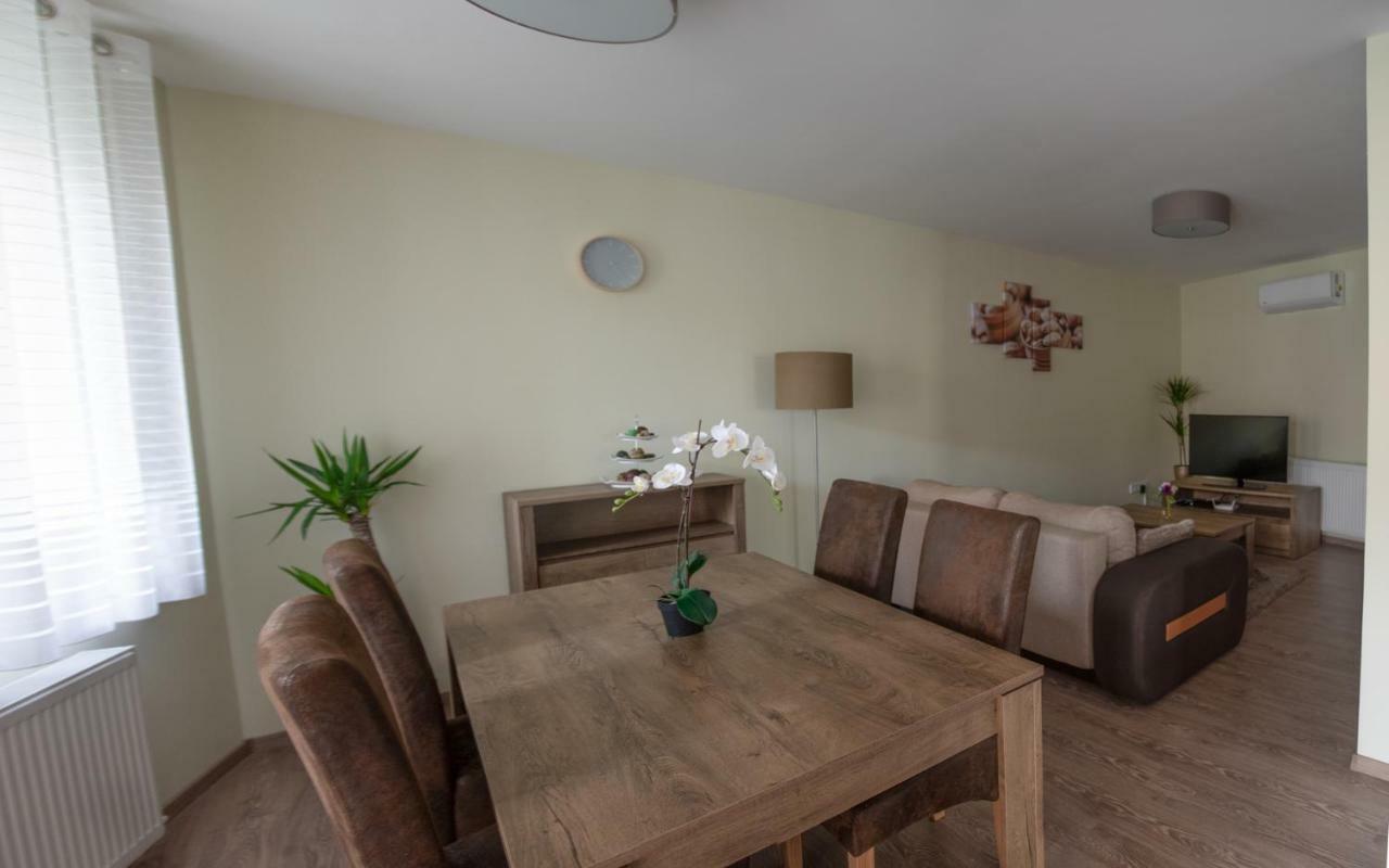 Pisztacia Apartman Apartment เอ็กเกอร์ ภายนอก รูปภาพ
