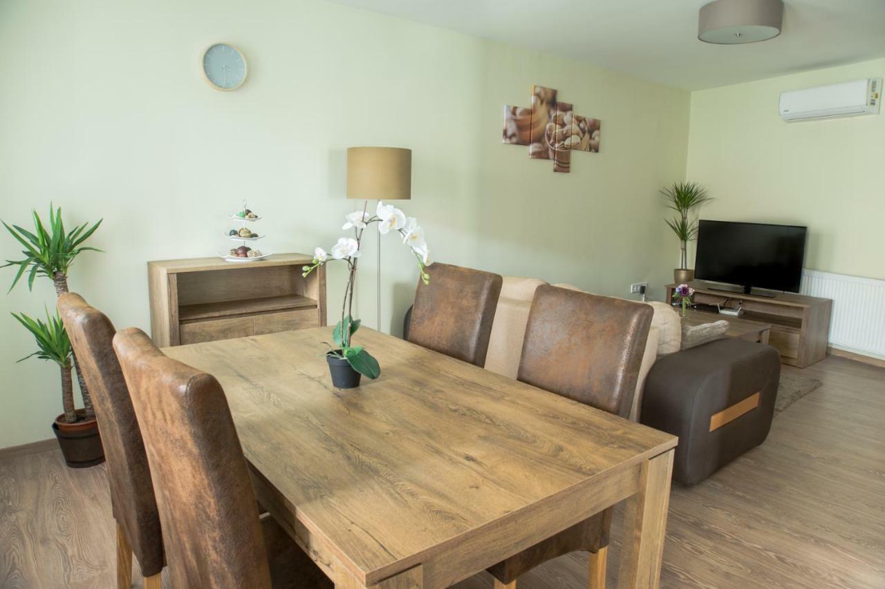 Pisztacia Apartman Apartment เอ็กเกอร์ ภายนอก รูปภาพ