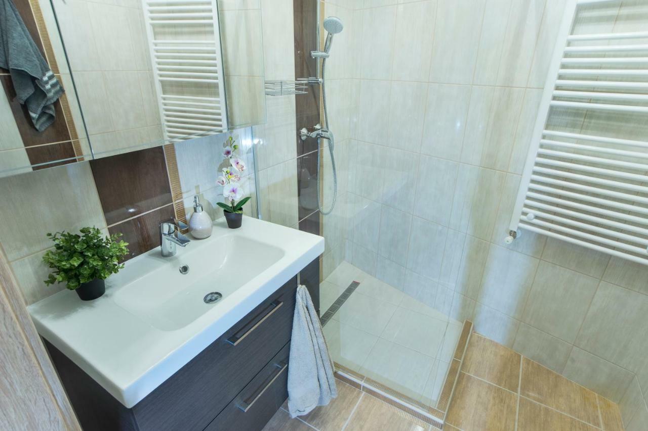 Pisztacia Apartman Apartment เอ็กเกอร์ ภายนอก รูปภาพ