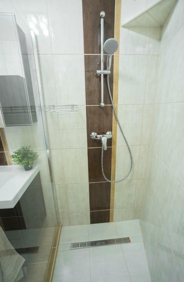 Pisztacia Apartman Apartment เอ็กเกอร์ ภายนอก รูปภาพ