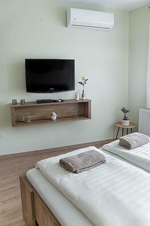 Pisztacia Apartman Apartment เอ็กเกอร์ ภายนอก รูปภาพ