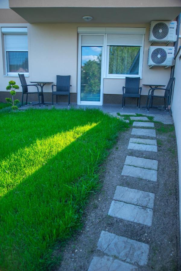 Pisztacia Apartman Apartment เอ็กเกอร์ ภายนอก รูปภาพ