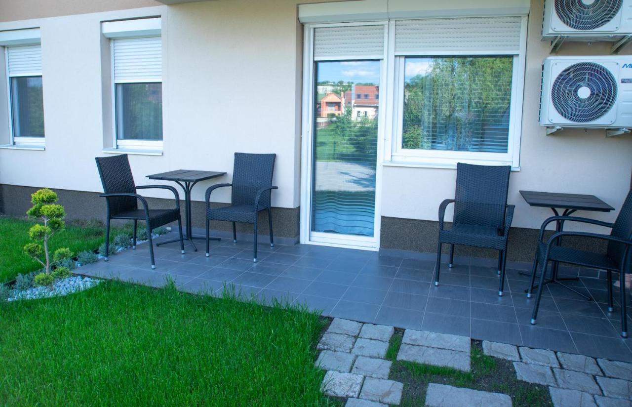 Pisztacia Apartman Apartment เอ็กเกอร์ ภายนอก รูปภาพ